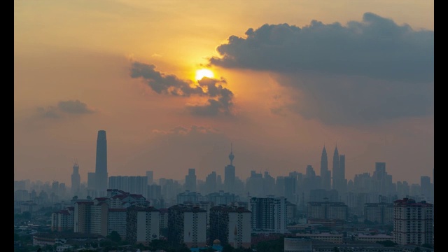 在马来西亚吉隆坡市中心移动的季风日落云的4K时间间隔。视频素材