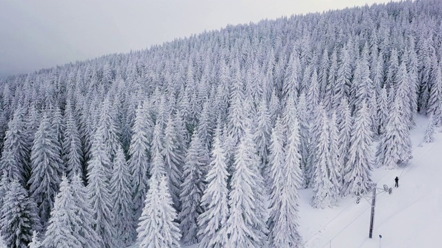 越过高山滑雪坡视频素材