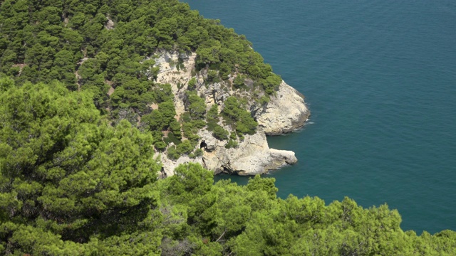 亚得里亚海的岩石海岸，白色的石灰岩视频素材