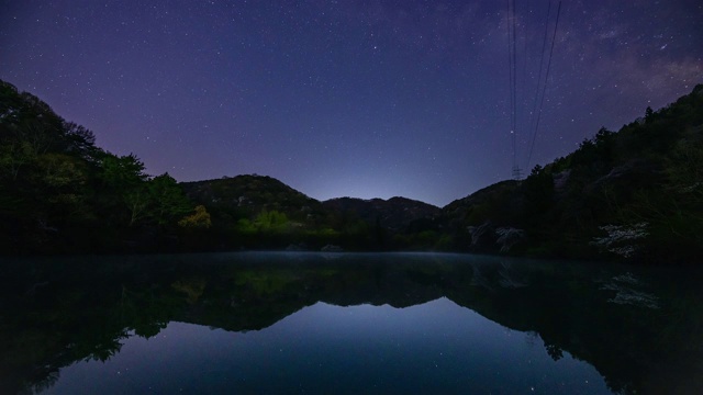 星夜观色杨基塘在雾中，华逊视频素材