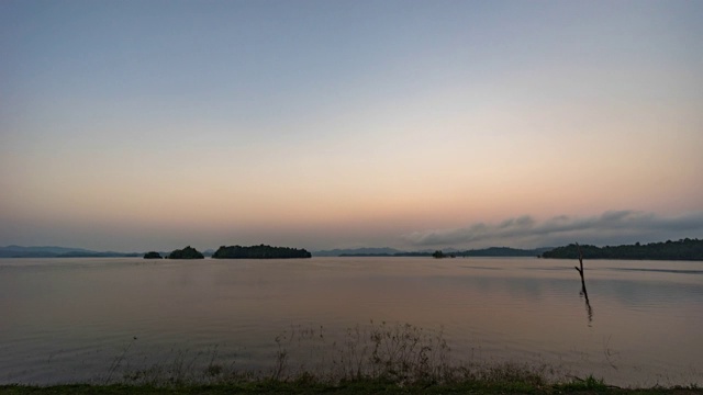 早晨天空变换阴影日出与美丽的山和湖，时间流逝视频视频素材