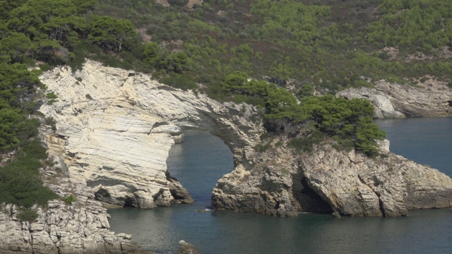 ZO / Arco di San Felice，白色石灰岩岩石海岸的天然拱门视频素材