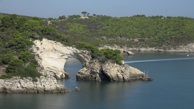 游览阿科迪圣费利斯，自然拱门在岩石海岸与白色石灰岩岩石视频素材