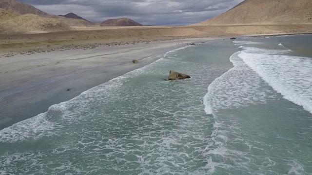 在普拉亚布兰卡海滩的阿塔卡马沙漠海岸地区的航拍原始镜头。令人惊叹的崎岖景观，令人难以置信的沙质结构，悬崖和白沙在荒野令人敬畏的风景景观视频素材