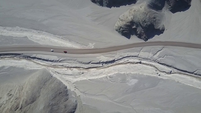 所有地形都由无人机控制。阿塔卡马沙漠海岸地区的Pan de Azucar国家公园的航拍原始镜头。在沿着沙漠环境的公路旅行中，令人敬畏的崎岖干旱的景观视频素材