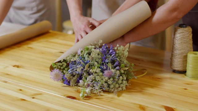 三名花匠正在包装新鲜的野花视频素材画面2