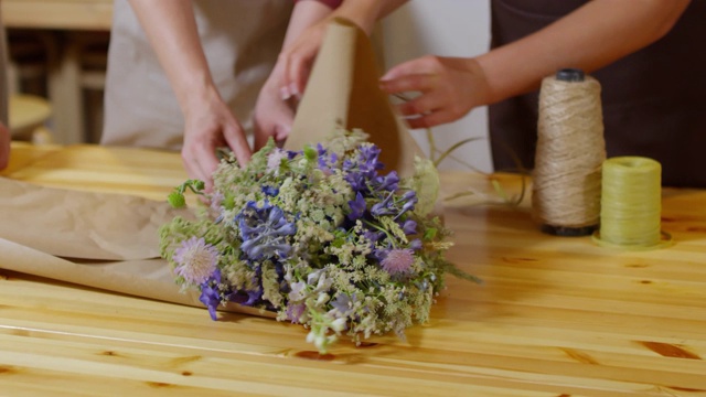三名花匠正在包装新鲜的野花视频素材画面3