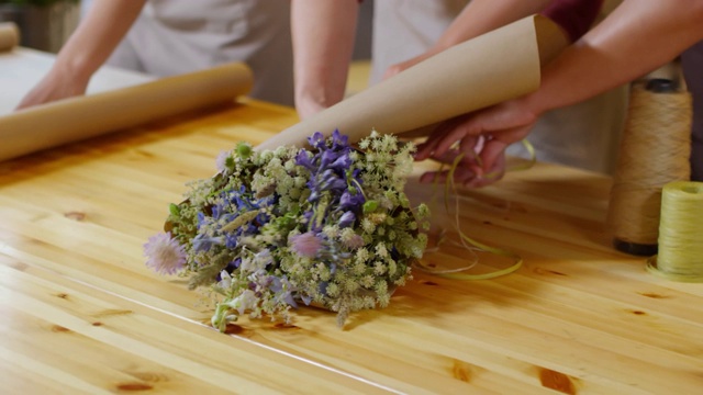 三名花匠正在包装新鲜的野花视频素材画面4