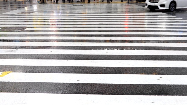 东京涉谷十字路口的行人视频素材