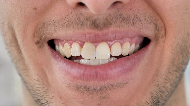 年轻男子微笑嘴唇的特写视频素材画面1