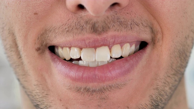 年轻男子微笑嘴唇的特写视频素材画面2