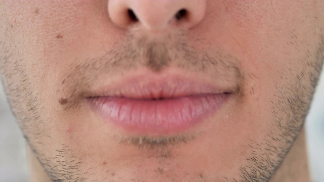 年轻男子微笑嘴唇的特写视频素材画面4