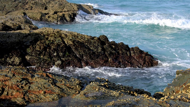 海浪冲击着岩石海岸视频素材