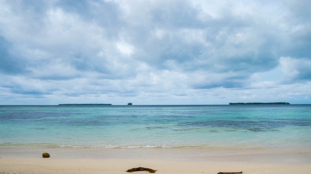 时间流逝:风暴在热带海滩和海上戏剧性的天空视频素材