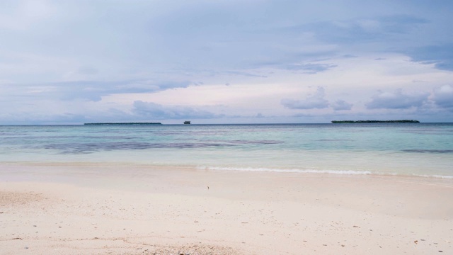 时间流逝:风暴在热带海滩和海上戏剧性的天空视频素材