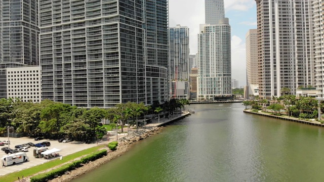 位于迈阿密市中心的商业建筑，Brickell和Brickell Key视频素材