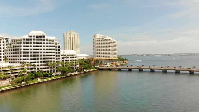 位于迈阿密市中心的商业建筑，Brickell Key和Brickell Key Drive bridge视频素材