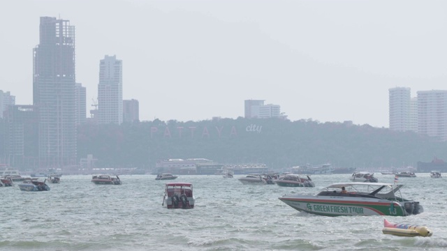 摩托艇在芭堤雅的海岸线上视频素材