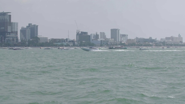 摩托艇在芭堤雅的海岸线上视频素材