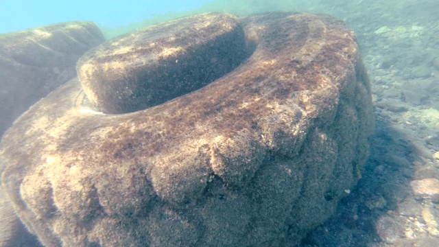 垃圾在海里。海洋污染视频素材