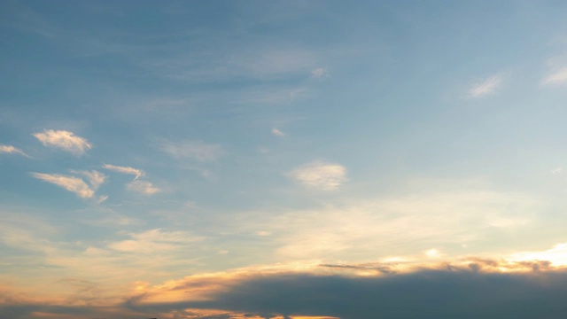 时断时续的天空以晚霞为背景，以云彩为背景。视频素材