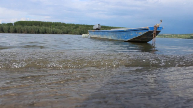 多瑙河上漂浮的木船视频素材