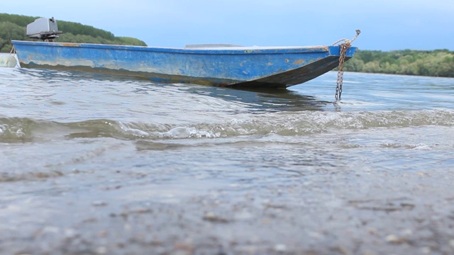 多瑙河上漂浮的木船视频素材