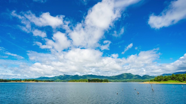 美丽的湖和蓝天的时间流逝视频视频素材