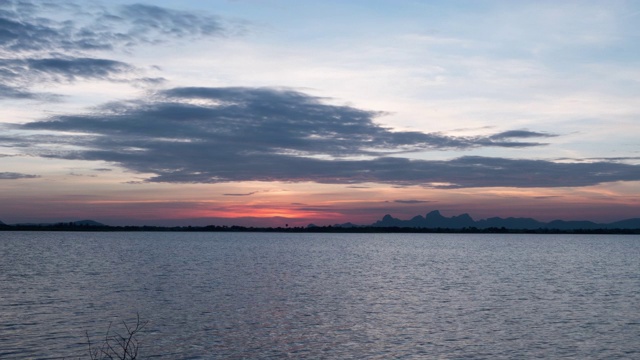 背景时间流逝日落和云，河流运动视频素材