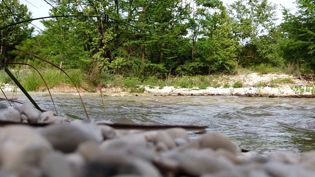 在美丽的德州加纳州立公园徒步旅行，那里有树木、水和美丽的天空视频素材