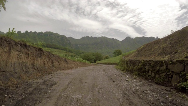 在泥泞危险的乡间道路上开车。视频素材