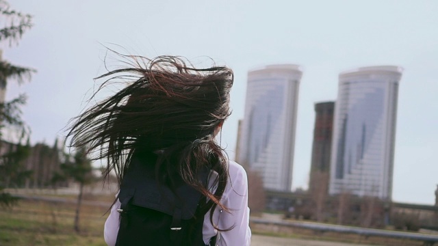 快乐的泰国女学生在短制服跳沿着街道课后。视频素材