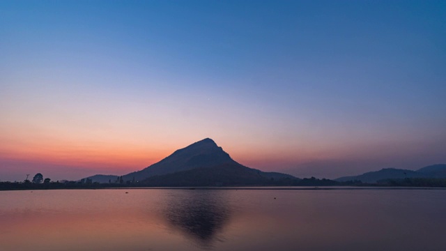 早晨天空变换阴影日出与美丽的山和湖，时间流逝视频视频素材