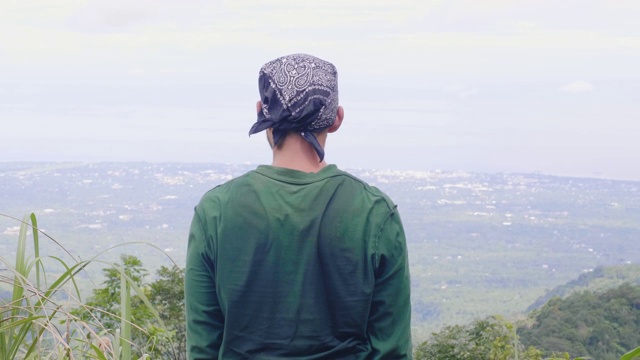 快乐的人放松，从山顶看山谷景观。旅人一边登山，一边从山顶欣赏美丽的风景。视频素材画面3