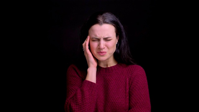 特写成年白人女性得到头痛和偏头痛在镜头前视频素材