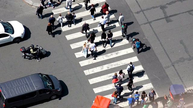 空中时间推移视图的行人过马路和汽车在十字路口。从法国巴黎埃菲尔铁塔俯瞰视频素材