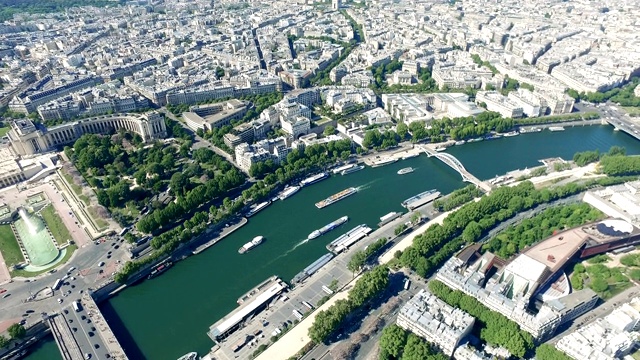 令人惊叹的空中POV从埃菲尔铁塔在巴黎到塞纳河，船交通，Pont d'Iena桥，TrocaderroAmazing aerial POV从埃菲尔铁塔在巴黎到塞纳河，船交通，Pont d'Iena桥，TrocaderroAmazing aerial POV从埃菲尔铁塔在Par视频素材