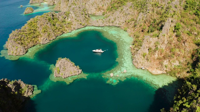 海景与泻湖和绿松石水视频素材