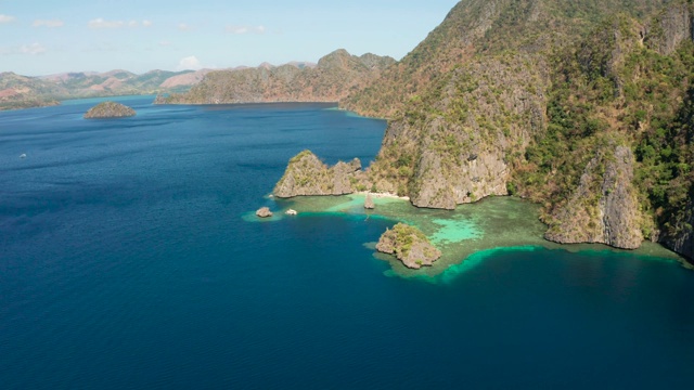 海景与泻湖和绿松石水视频素材