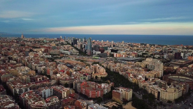 Torre Agbar的鸟瞰图视频素材