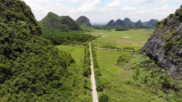 航拍中国桂林偏远乡村公路。视频素材