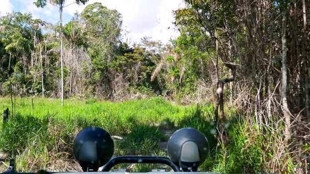 开着一辆越野车向奇马拉塔瀑布驶去。拉格兰Sabana。委内瑞拉视频素材