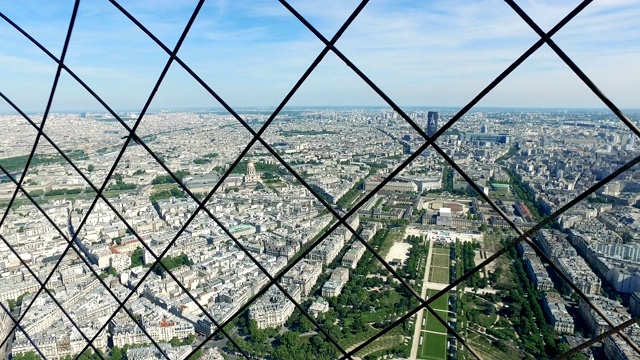 空中游客POV从埃菲尔铁塔到Champs de Mars在巴黎，法国，电影斯坦尼康股票视频视频素材