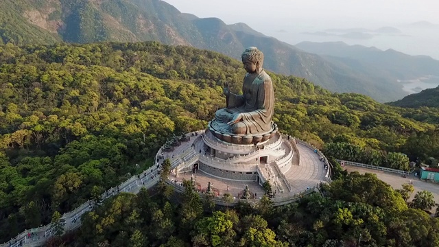 航拍:香港大屿山的大佛和山后视频素材画面1