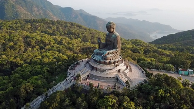航拍:香港大屿山的大佛和山后视频素材画面2