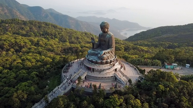 航拍:香港大屿山的大佛和山后视频素材画面3