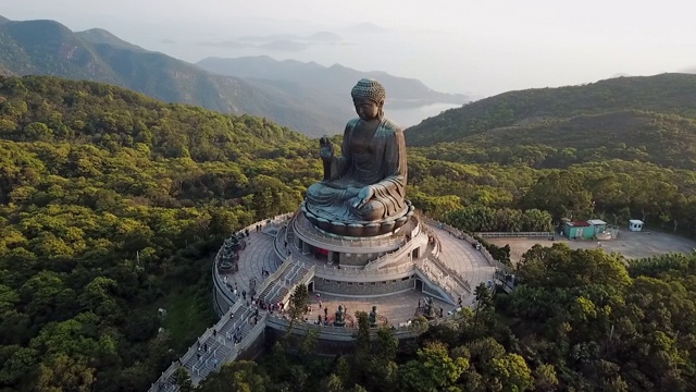 航拍:香港大屿山的大佛和山后视频素材画面4