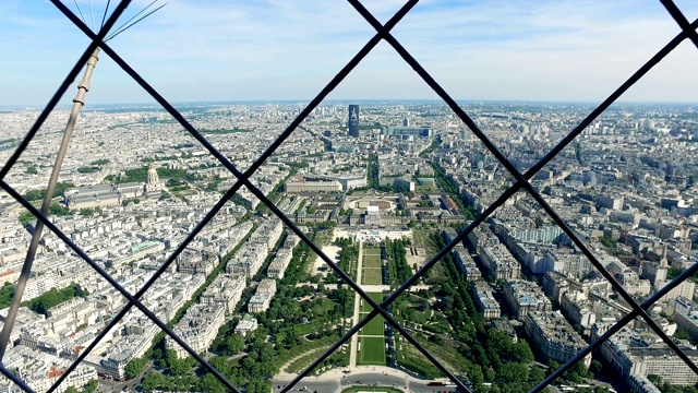 空中游客POV从埃菲尔铁塔到Champs de Mars在巴黎，法国，电影斯坦尼康股票视频视频素材