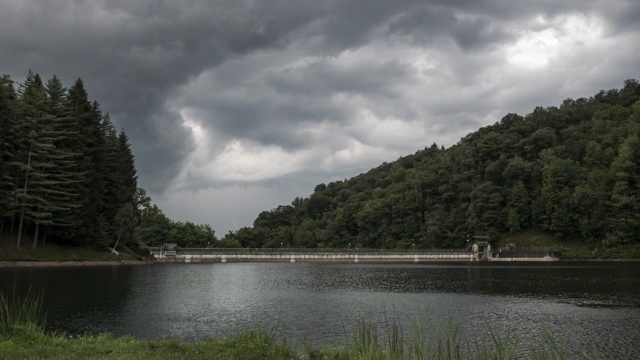 水坝湖上空风暴云的时间流逝视频下载