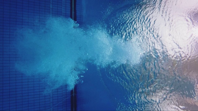 游泳运动员在体育中心的游泳池跳水视频素材画面1